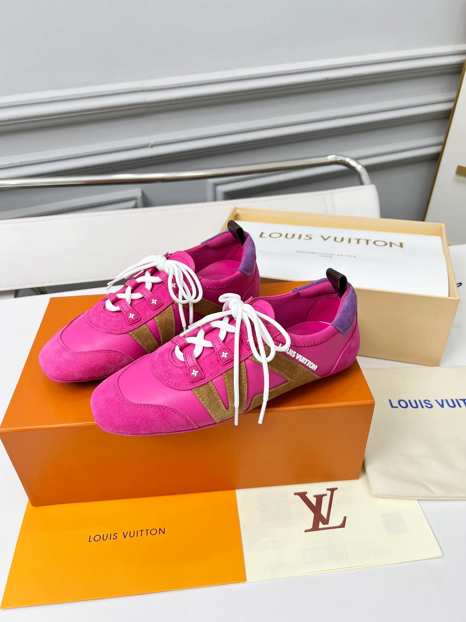 👟👟Ex-factory price 600👟👟 LV Sneakerina ballet-style sneakers are made of soft sheepskin and suede cow leather trimmings, and Monogram canvas is used to write the LV letters on the side, combining the light structure of ballet shoes with the comfortable texture of sneakers. Sacchetto craftsmanship and an injection-molded outsole complete the package, allowing for flexibility in a variety of looks. Code number: 35~41, colors are being updated...